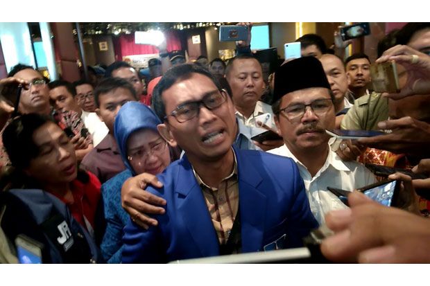 Terganjal Legalisir Ijazah, Balon Gubernur JR Saragih Menangis