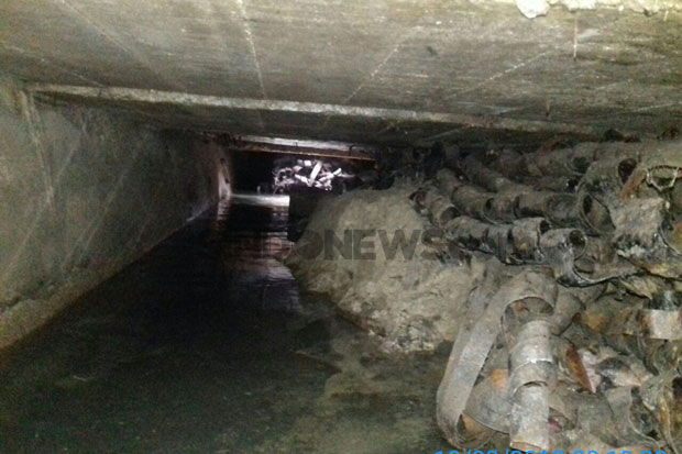 Hambat Aliran Air, 12 Kubik Gulungan Kulit Kabel Diangkut Truk