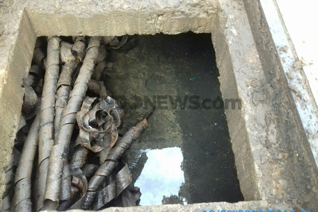 Hambat Aliran Air, 12 Kubik Gulungan Kulit Kabel Diangkut Truk
