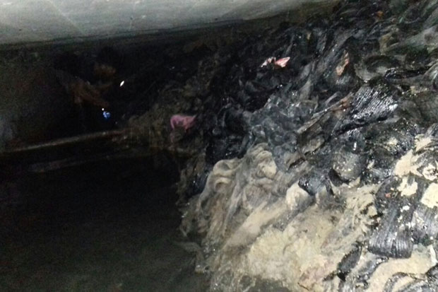 Hambat Aliran Air, 12 Kubik Gulungan Kulit Kabel Diangkut Truk