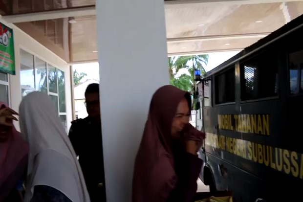 Isak Tangis Iringi Penahanan Eks Kadis Kesehatan Subulussalam yang Terlibat Korupsi