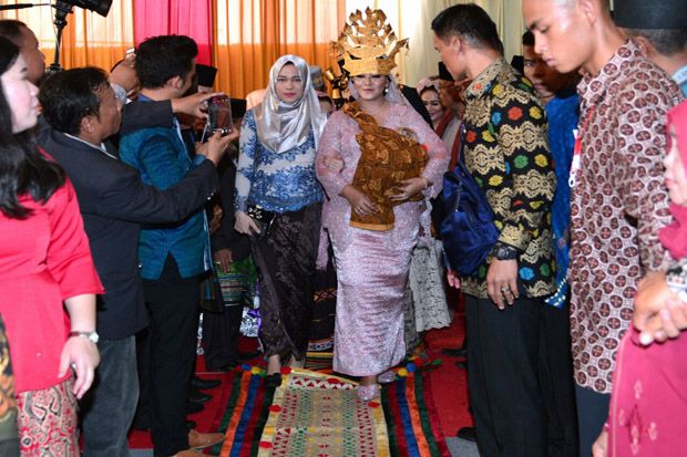 Usai Dapat Marga, Kahiyang Ayu Manortor