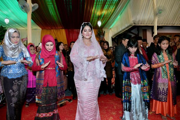 Usai Dapat Marga, Kahiyang Ayu Manortor