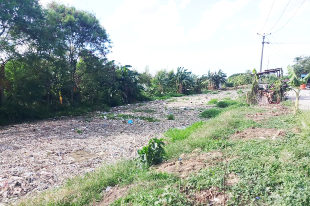 Tumpukan Sampah di Kali Pusang Batu Bekasi Sudah Mirip Jalanan