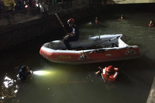 Lagi Mandi, Tiga Bocah Hanyut di Kali Molenvliet