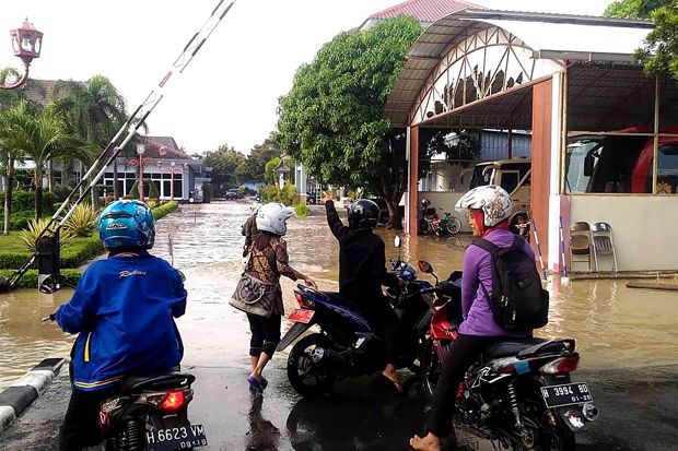 Kompleks Perkantoran Bupati Kendal Banjir, PNS Sulit Beraktivitas