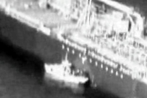 AS Rilis Video Tentara Iran Pindahkan Ranjau dari Kapal Tanker di Teluk Oman