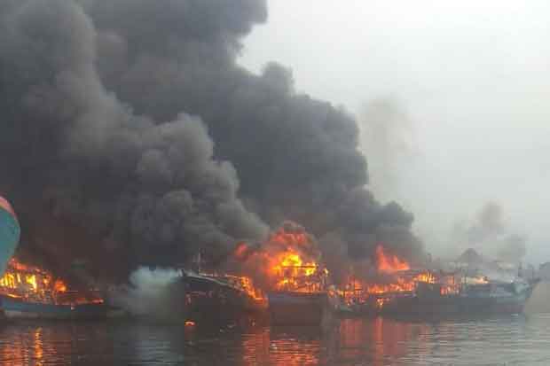 Masih Pemadaman, Saksi: Hingga Kini 10 Kapal Nelayan Terbakar