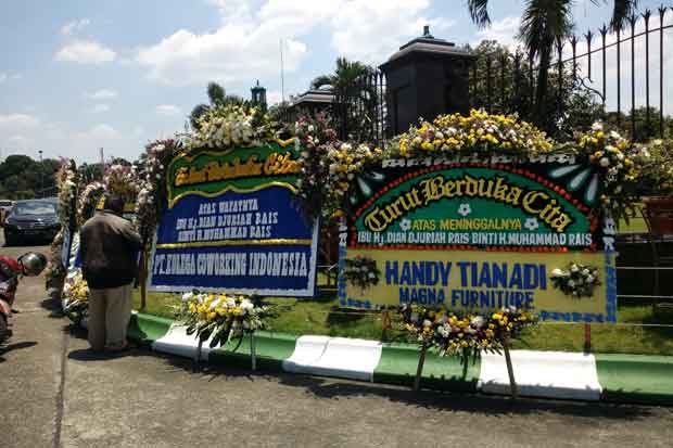 Ribuan Pentakziah Antarkan Jenazah Dian Al Mahri ke Pemakaman