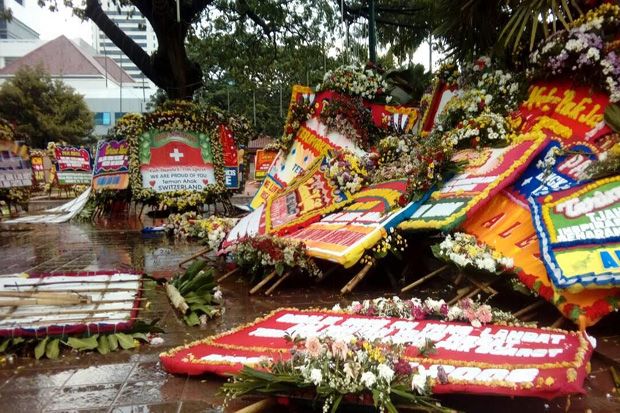 Diguyur Hujan, Karangan Bunga untuk Ahok-Djarot Tumbang