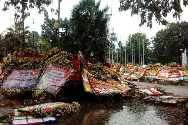 Diguyur Hujan, Karangan Bunga untuk Ahok-Djarot Tumbang