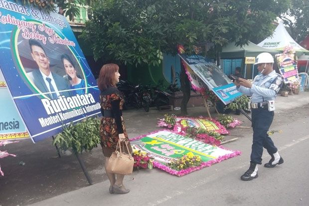 Mendung dan Angin Kencang, Banyak Karangan Bunga Buat Kahiyang-Bobby Tumbang