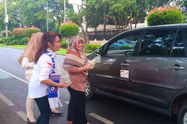 Kartini Perindo Bagikan Takjil Bagi Pengendara di Menteng