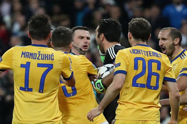 Drama Kartu Merah dan Wajah Ketakutan Wasit Dibentak Buffon