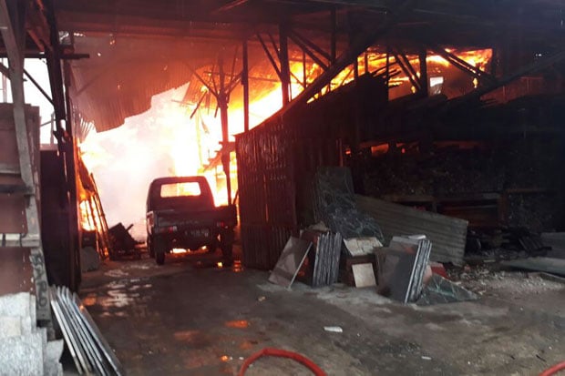 Kebakaran di Dekat SPBU Serua Indah Hanguskan Lapak Kusen dan 1 Mobil Pikap