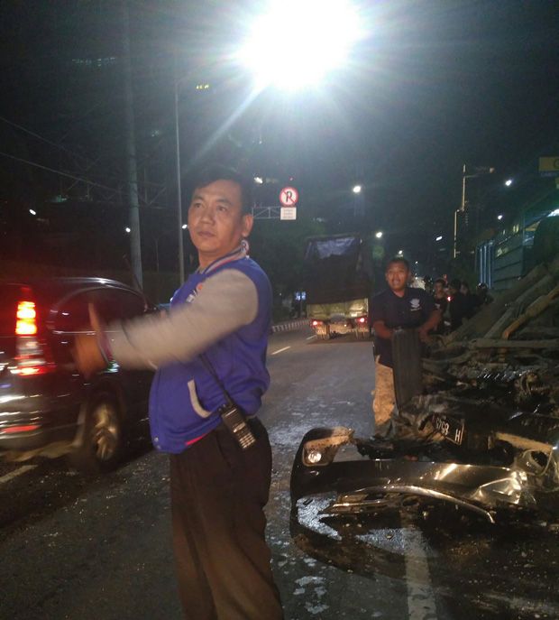 Tabrak Separator Busway di Semanggi, Avanza Ringsek