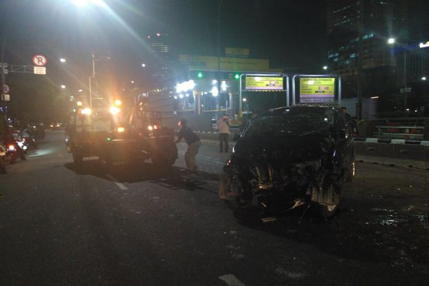 Tabrak Separator Busway di Semanggi, Avanza Ringsek