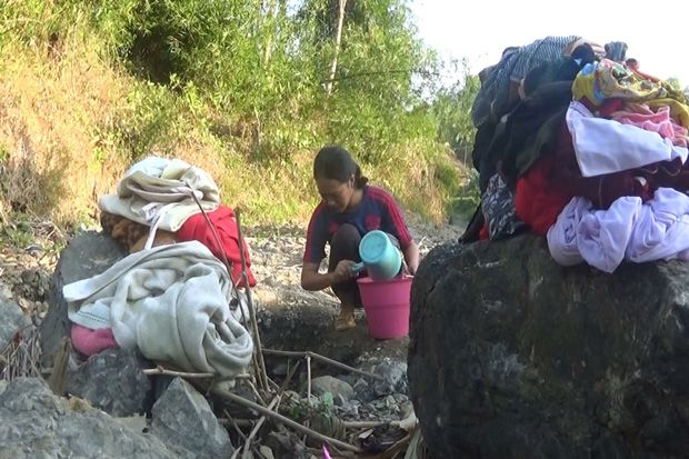 Kekeringan, Warga Banjarnegara Pakai Air Sungai Kotor dan Bau