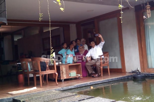 Sebelum ke TPS Anies Foto Bareng Keluarga dan Minta Resbu Ibunda