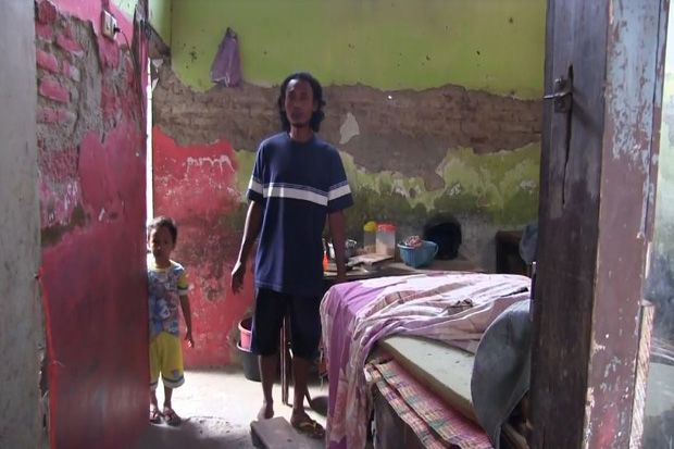 Prihatin! 1 Keluarga di Cirebon Tinggal di Rumah Tak Beratap dan Nyaris Ambruk