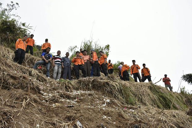 Keluarga Korban Jatuhnya Heli Basarnas Lakukan Tabur Bunga di TKP