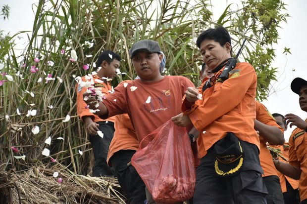 Keluarga Korban Jatuhnya Heli Basarnas Lakukan Tabur Bunga di TKP