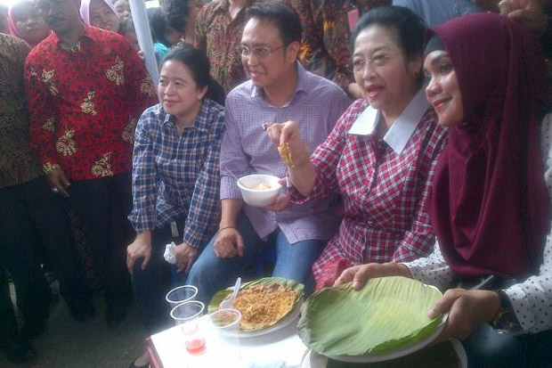 Pedagang Ini Sumringah, Kerak Telor Dagangannya Diborong Megawati