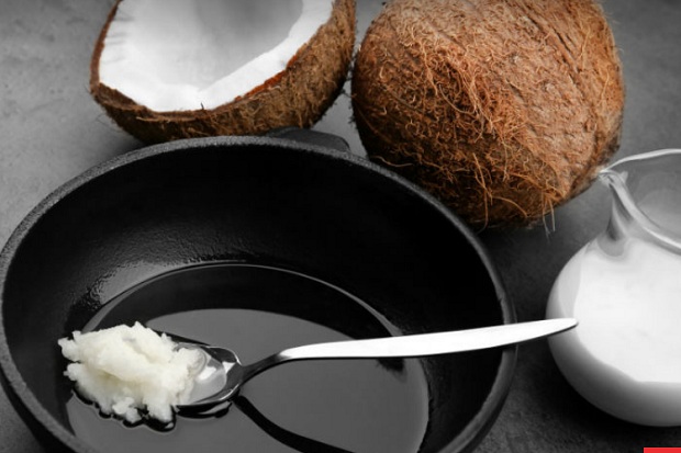 6 Manfaat Mengaplikasikan Minyak Kelapa pada Wajah