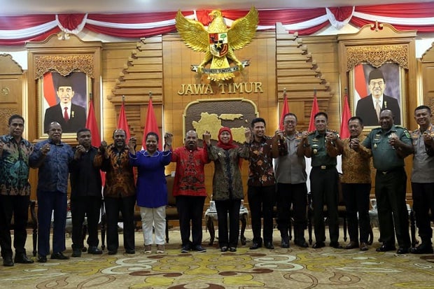 Lukas Enembe Temui Khofifah, Bahas Gejolak Mahasiswa Papua