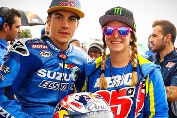 Kiara Fontanesi saat mendampingi Maverick Vinales di grid start MotoGP 2016. (Foto-Sport.es)