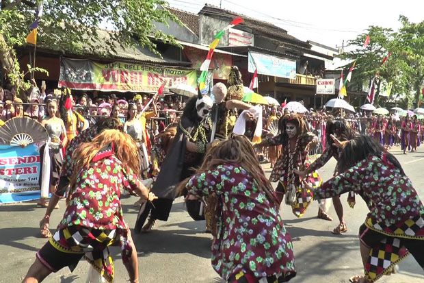 Tampilkan Potensi dan Budaya, Bupati Kendal Naik Kereta Kencana