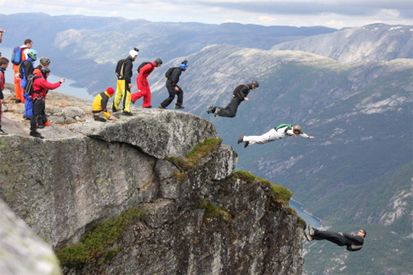 15 Tempat Liburan Ekstrem Pemacu Adrenalin