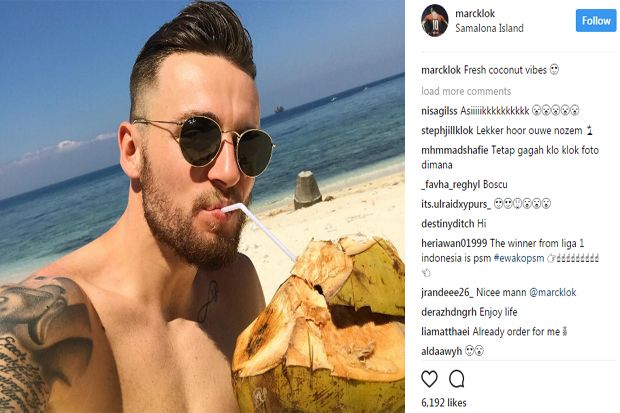 Pemain PSM Makassar, Marc Klok menikamti Pulau Samalona Pemain PSM Makassar, Marc Klok menikamti Pulau Samalona