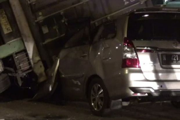 Truk kontainer timpa minibus di Gerbang Tol Waru Utama