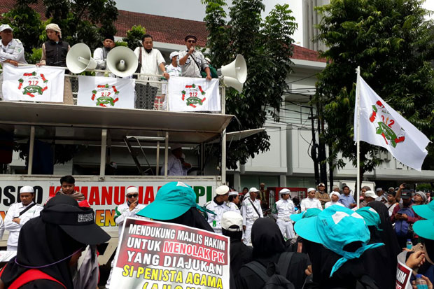 Ini Aksi Pendukung dan Kontra Ahok di Depan PN Jakut