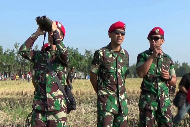 Grup 2 Kopassus Sukses Terjun Payung Penyegaran di Ngawi