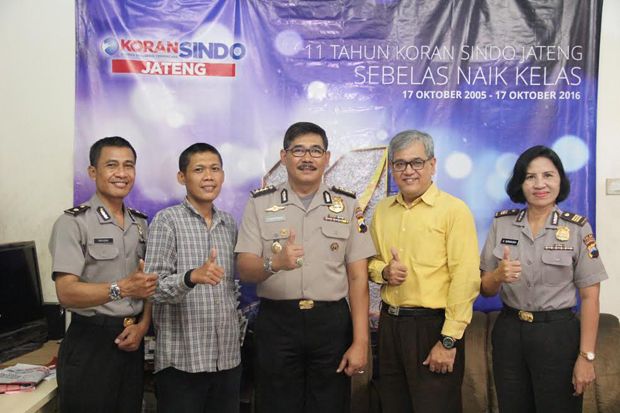 Kaur Mitra Bid Humas Polda Jawa Tengah Kompol Priyono, Kepala Redaksi KORAN SINDO JATENG Muh. Slamet, Kabid Humas Polda Jateng Kombes Pol Djarod Padakova, Kepala Biro MNC Media Jawa Tengah Ario Wirawan, dan Paur Penmas Polda Jateng AKP Endang Kurniasih, berfoto bersama sesaat setelah kunjungan kerja di Kantor MNC Biro Jawa Tengah, di Setiabudi Square Nomor 14-15, Jalan Setiabudi, Srondol, Kecamatan Banyumanik, Kota Semarang, Kamis (30/3/2017).