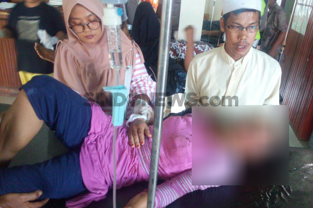 Pecah Ban, Minibus Tabrak Motor dan 3 Orang Terluka