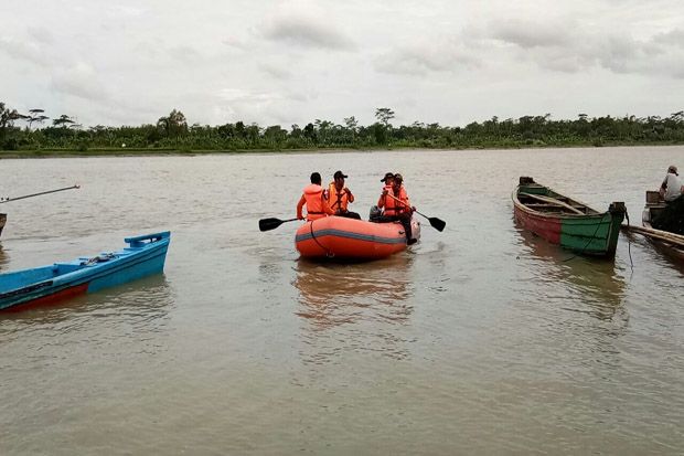 Helm Korban Bunuh Diri ke Sungai Ditemukan Hancur