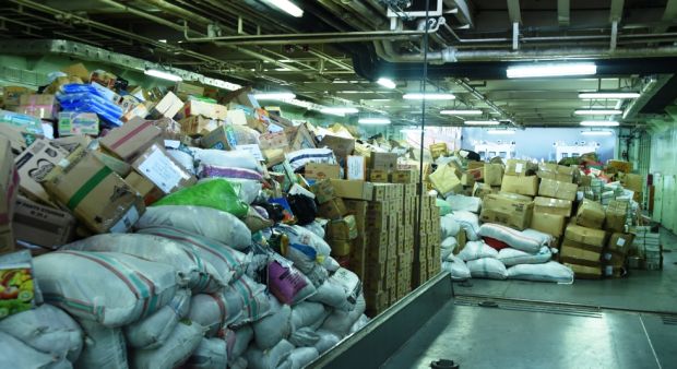 KRI Makassar 590 Angkut 150 Ton Bantuan Logistik ke Palu