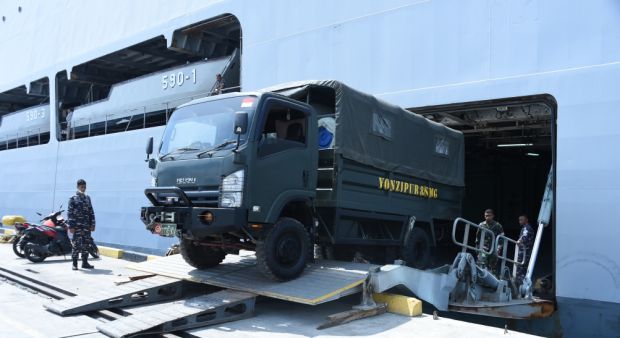 KRI Makassar 590 Angkut 150 Ton Bantuan Logistik ke Palu
