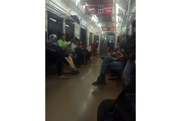 Parah!!! Tengah Malam KRL Menuju Cikarang Tertahan di Bekasi