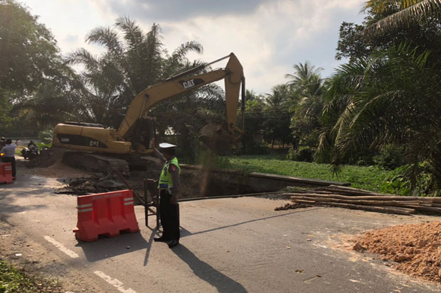 Ruas Jalan Penghubung Riau-Sumbar Ambles, Bus dan Truk Dialihkan