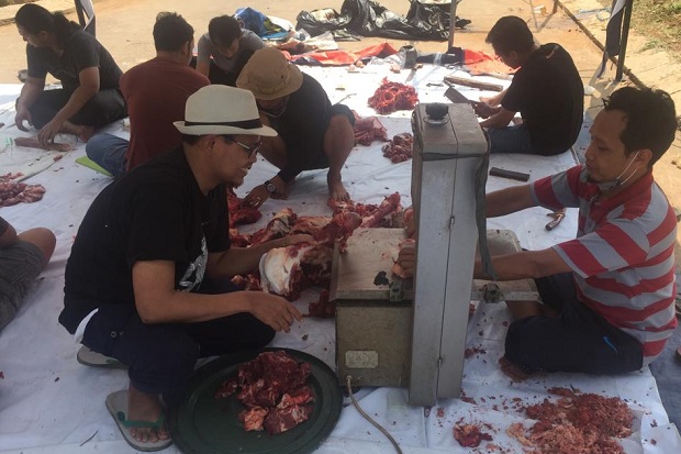 Semangat Berbagi, Warga Cluster Acacia GDC Berkurban 5 Sapi dan 17 Kambing