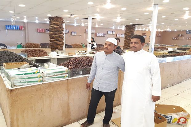 Merasakan Kurma Muda di Kebun Kawasan Abdurrahman Bin Auf Madinah