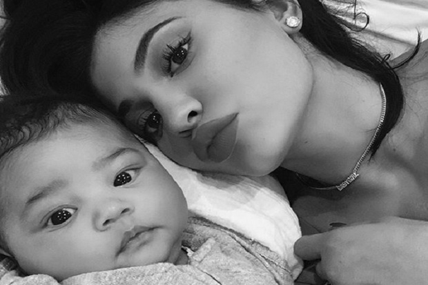 Kerepotan Urus Bayi, Kylie Jenner Sewa 4 Babysitter