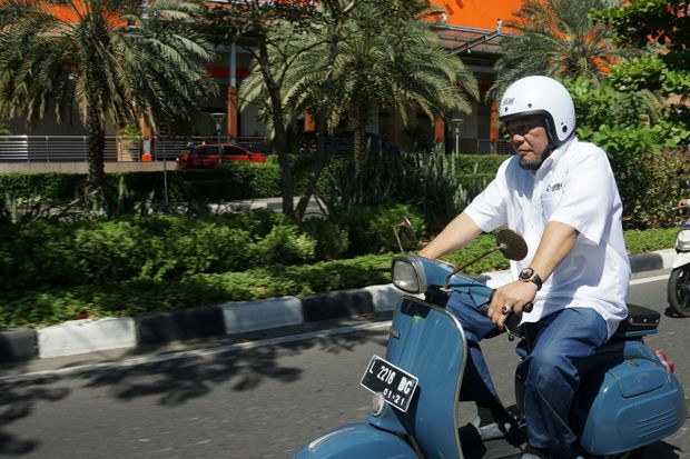 Setelah sekian minggu roadshow menggalang dukungan ke sejumlah kalangan, La Nyalla Mahmud Mattalitti resmi mendaftar sebagai bakal calon gubernur (bacagub) Jawa Timur (Jatim) 2018 melalui Partai Demokrat, Senin (17/7/2017). Foto/SINDOnews/Lukman Hakim
