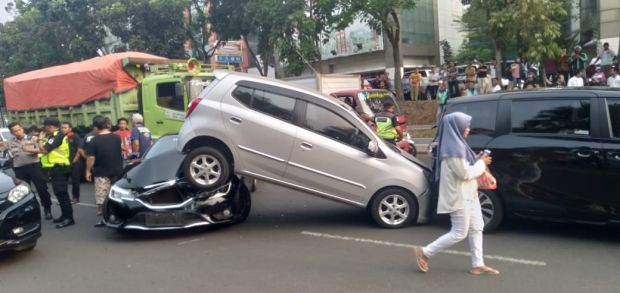 Tabrakan Beruntun di Bintaro Libatkan 4 Mobil dan 1 Truk Tanah
