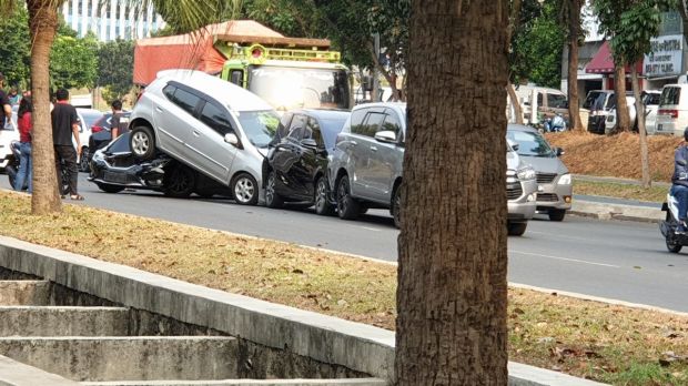 Tabrakan Beruntun di Bintaro Libatkan 4 Mobil dan 1 Truk Tanah