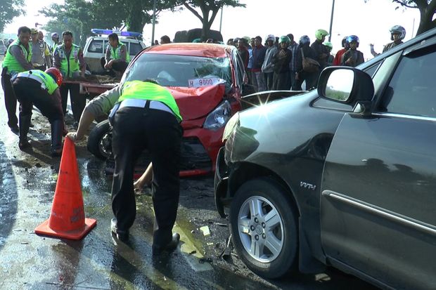 Kecelakaan karambol di Kendal, Jawa Tengah. Foto/MNC Media/Eddie Prayitno